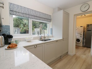 Cottage | Private kitchen | Dishwasher, cookware/dishes/utensils - Altair (Freshwater)