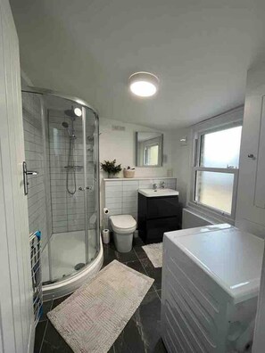 Appartement, plusieurs lits | Salle de bain | Douche, articles de toilette gratuits, sèche-cheveux