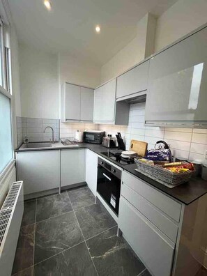 Apartment, Multiple Beds | Private kitchen | Fridge, microwave, oven, stovetop - Stunning 4-bed Apartment in Cambridge (Cambridge)