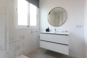 Badewanne, Haartrockner, Handtücher