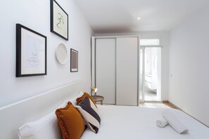 3 habitaciones, tabla de planchar con plancha, internet y ropa de cama 