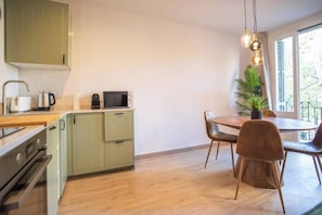 Kühlschrank, Mikrowelle, Ofen, Geschirrspüler