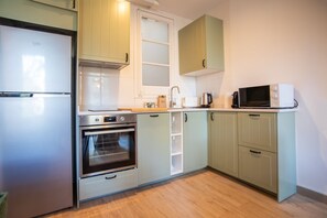 Een koelkast, een microgolfoven, een oven, een kookplaat