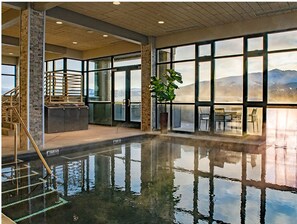 Una piscina cubierta, una piscina al aire libre