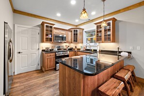 冷蔵庫、電子レンジ、オーブン、コンロ