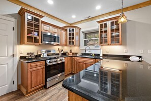 Fridge, microwave, oven, stovetop - Charming Townhome Near Grandfather Mountain (Banner Elk)