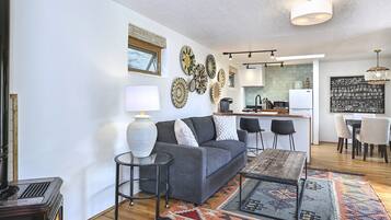 Smart TV, fireplace, stereo