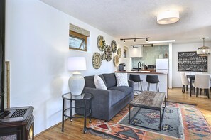 Smart TV, fireplace, stereo - Dos Hermanas Casita 4 | Walk to Plaza | Courtyard (Santa Fe)