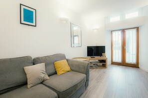 TV - Plymouth City Centre Location and Free Parking. (Plymouth)