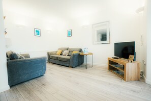 TV - Plymouth City Centre Location and Free Parking. (Plymouth)