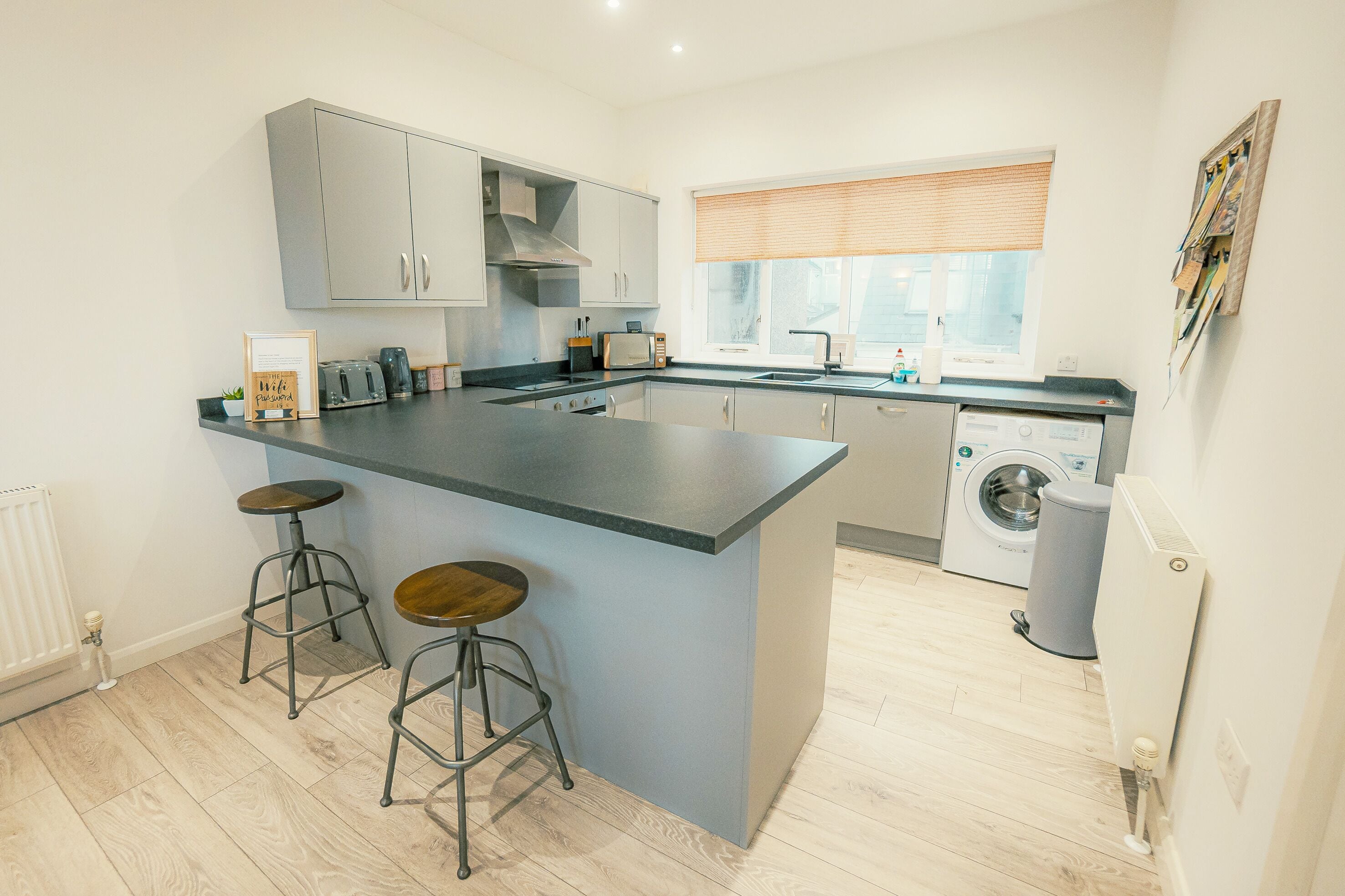 Réfrigérateur, four à micro-ondes, un four, surface de cuisson