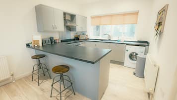 Réfrigérateur, four à micro-ondes, un four, surface de cuisson