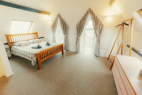Beautiful House City Conversion, Free Parking.