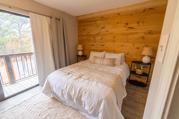 2 bedrooms, desk, iron/ironing board, WiFi