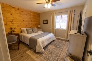 2 bedrooms, desk, iron/ironing board, WiFi
