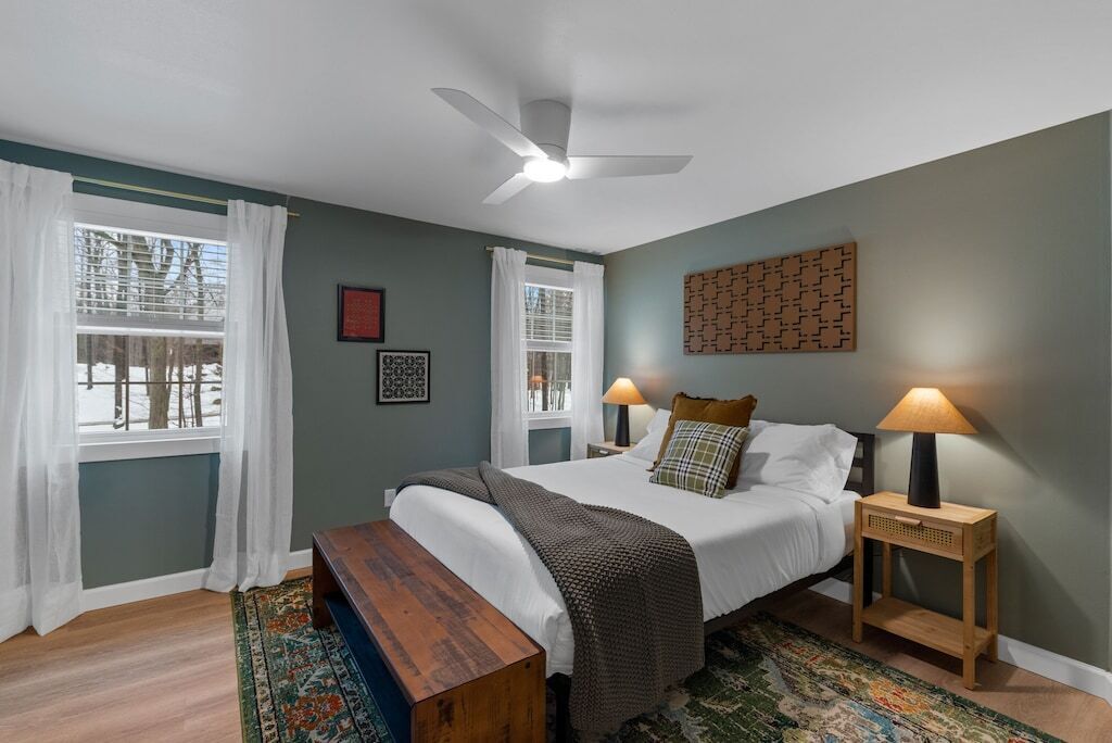 4 chambres, bureau, fer et planche à repasser, lit de bébé portatif