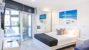 Quarto moderno com uma cama grande, uma escrivaninha e uma cadeira.