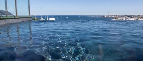 Piscina a l'aire lliure i piscina climatitzada