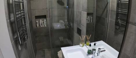 Douche, serviettes fournies