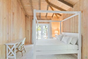 2 bedrooms, desk, travel crib, free WiFi - BRAND NEW & Waterfront 2bedroom 2bath ~ Lanai (Current)