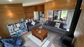 Smart TV, chimenea, tenis de mesa y libros