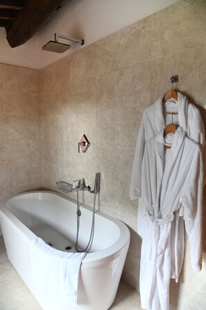 Badewanne, Haartrockner, Bidet, Handtücher