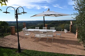Outdoor dining - Beautiful private villa with private pool, hot tub, WIFI, A/C, TV, patio, close to San Gimignano (Tresanti)