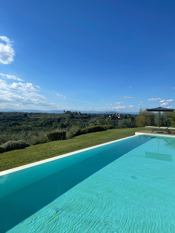 A heated pool - Beautiful private villa with private pool, hot tub, WIFI, A/C, TV, patio, close to San Gimignano (Tresanti)