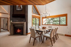 Dining - 3BR | Snowberry | King Bed | Wood Burning Fireplace | Large Kitchen | Near Gondola (Whistler)