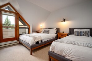 3 bedrooms, WiFi, bed sheets - 3BR | Snowberry | King Bed | Wood Burning Fireplace | Large Kitchen | Near Gondola (Whistler)