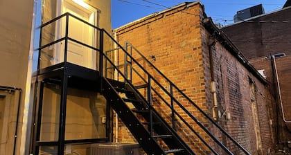 Huddleston Hall - Historic Downtown Apartment