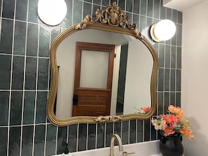 Dusch, hårtork, handdukar och tvål