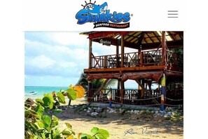Playa en los alrededores, camastros y toallas de playa