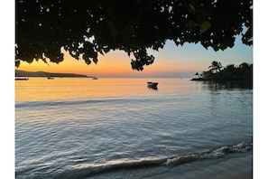 Playa en los alrededores, camastros y toallas de playa