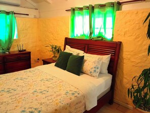 Individually decorated, individually furnished, free WiFi, bed sheets - Pinard's Mountain Resort - Cottage 5 (Pointe Michel)