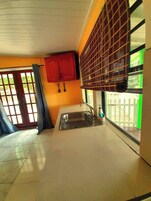 Cabaña estándar, 1 habitación, vistas al jardín, junto a la montaña | Cocina básica privada | Horno y utensilios de cocina