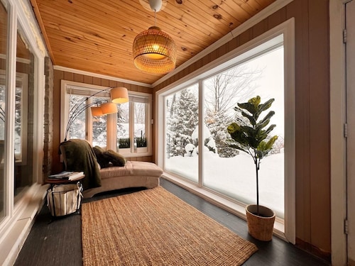 Stylish Sandy Beach 4-Bed Waterfront