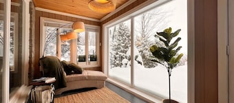 Stylish Sandy Beach 4-Bed Waterfront