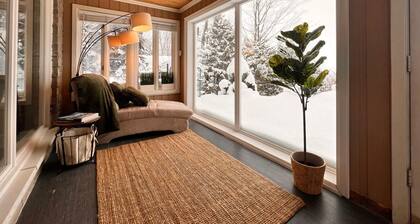 Stylish Sandy Beach 4-Bed Waterfront