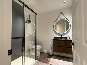 Dusche, Haartrockner, Handtücher, Seife