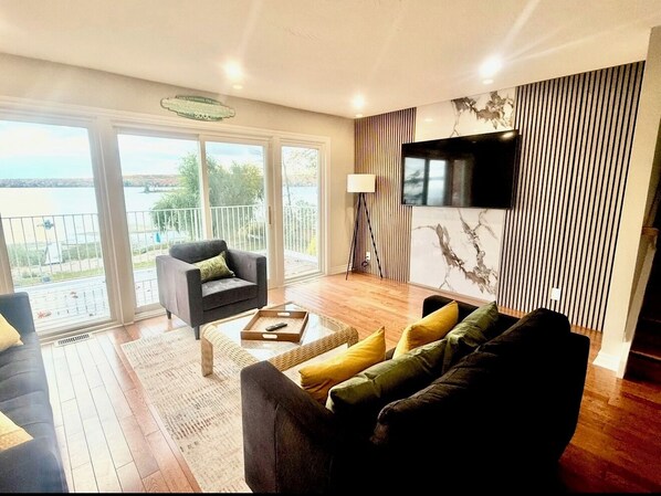 TV connectée, baby-foot, table de tennis de table, livres