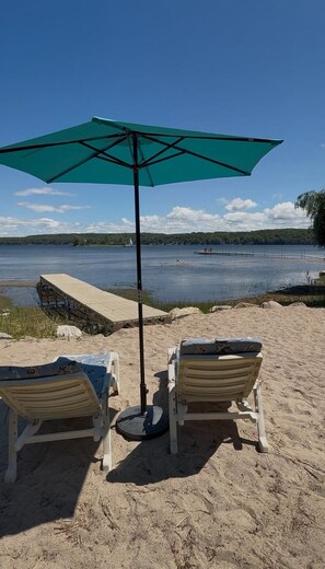 靠近海滩、沙滩椅