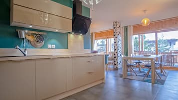 Een koelkast, een vaatwasser, een koffiezetapparaat/waterkoker