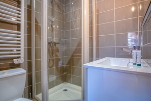 Dusche, kostenlose Toilettenartikel, Haartrockner, Handtücher