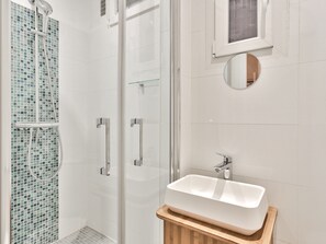 Baignoire, sèche-cheveux, serviettes fournies
