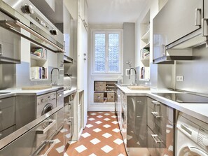 Fridge, microwave, oven, stovetop - Appartement Caulain - Welkeys (Paris)