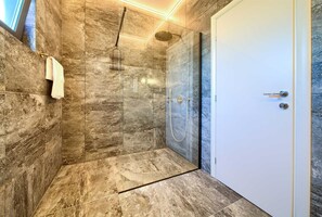 Combined shower/tub, hair dryer, bathrobes, towels