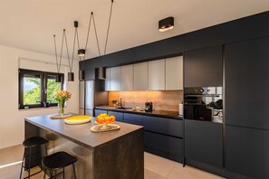 Geladeira, micro-ondas, fogão, lava-louças