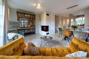 TV, caminetto, impianto stereo