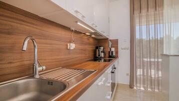 Réfrigérateur, four, lave-vaisselle, cafetiÚre/bouilloire